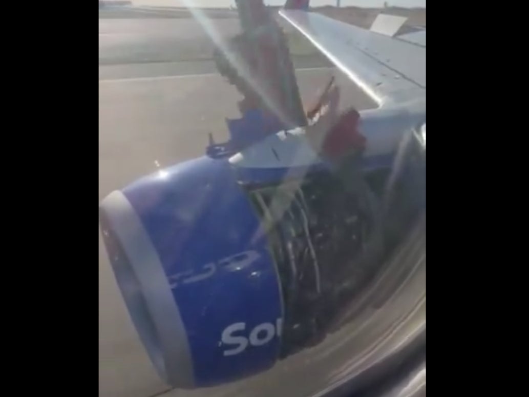 La cubierta del motor de un avión Boeing operado por Southwest se desprende al salir del Aeropuerto Internacional de Denver el 7 de abril de 2024