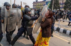 Manifestantes a favor de la restauración de la monarquía en Nepal se enfrentan a la policía