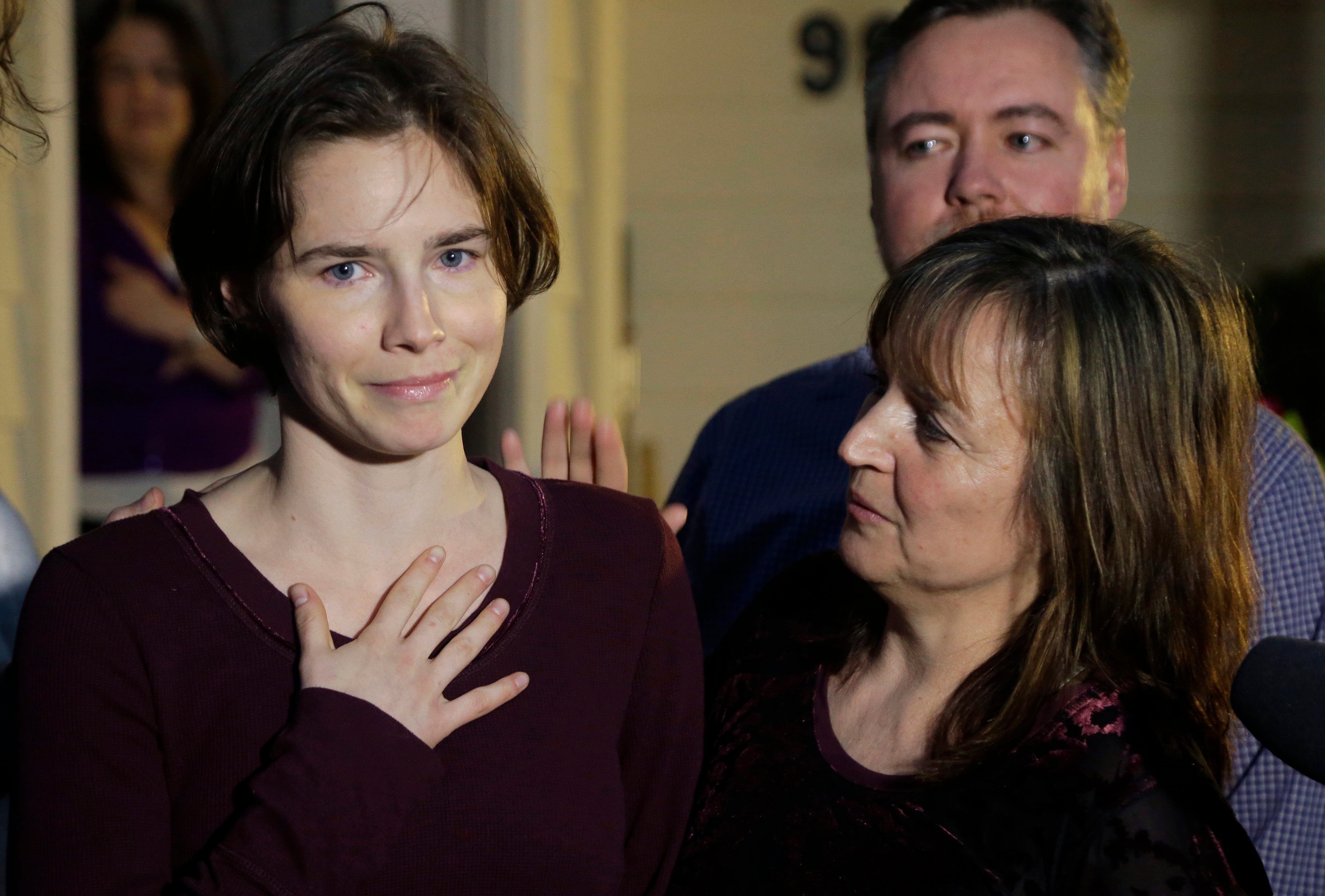 Amanda Knox (izquierda) dialoga con los periodistas en las afueras de la casa de su madre Edda Mellas (derecha) en Seattle