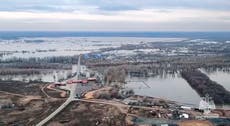 El agua inunda más casas en Rusia tras la ruptura de una represa junto a la frontera kazaja