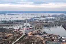 El agua inunda más casas en Rusia tras la ruptura de una represa junto a la frontera kazaja