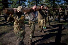 Ataque ruso contra aldea ucraniana causa la muerte de 3 personas, dicen funcionarios