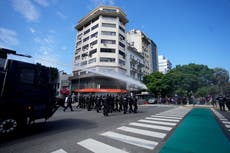 Policía dispersa a manifestantes que cortan la calle en una protesta contra políticas de Milei