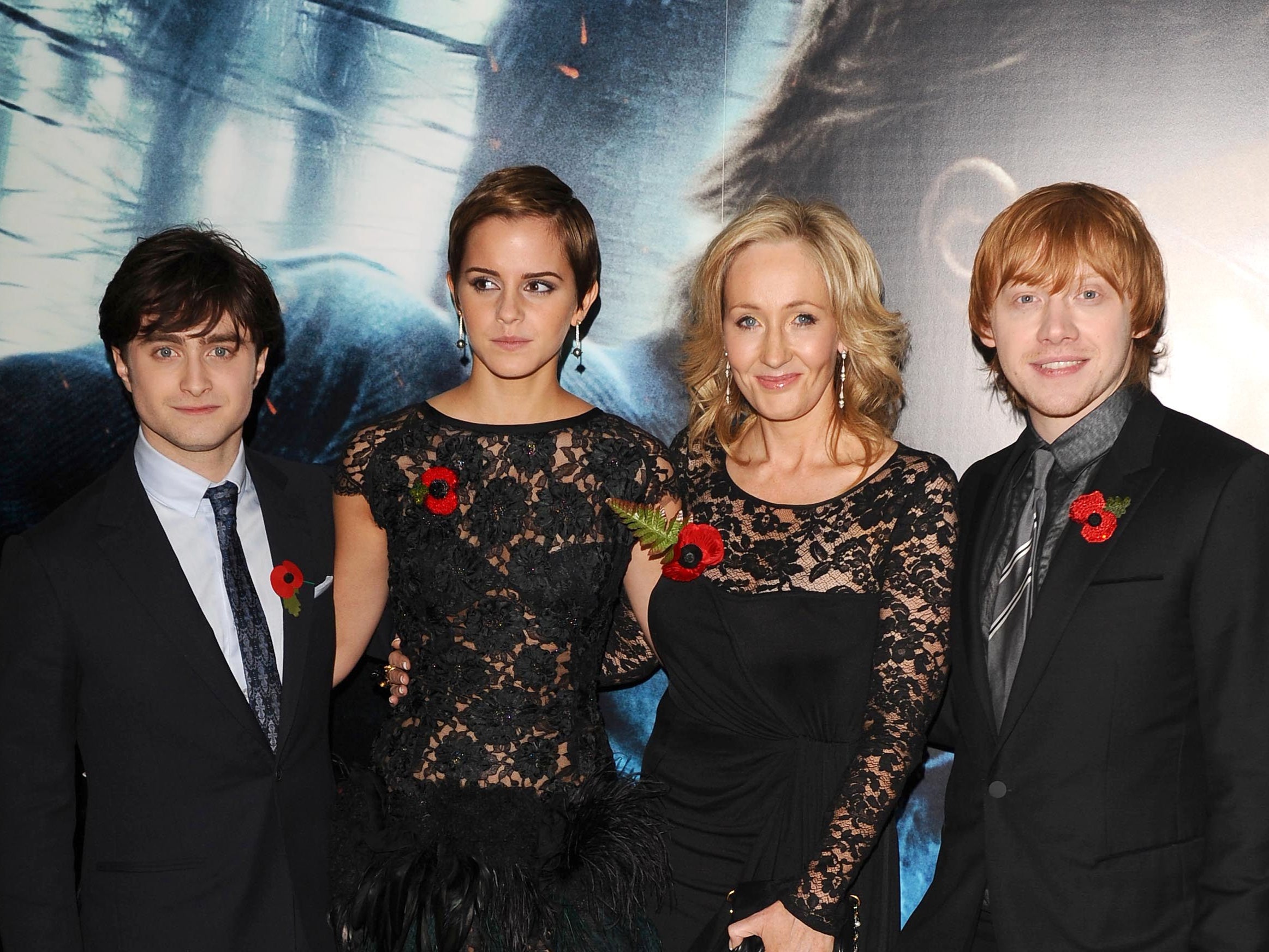 JK Rowling fotografiada con Daniel Radcliffe, Emma Watson y Rupert Grint en un estreno de 'Harry Potter' en 2010