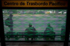 Paran choferes de unas cien líneas de autobuses en Buenos Aires y se recalienta el malestar social