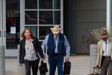 Jurado visita rancho de hombre de Arizona acusado de matar a migrante cerca de la frontera