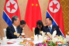 Funcionario chino se reúne con el líder de Norcorea para reforzar lazos