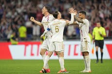 Lyon acierta penal sobre la reposición para vencer 4-3 al 2do lugar Brest, tras lesión de Lacazette