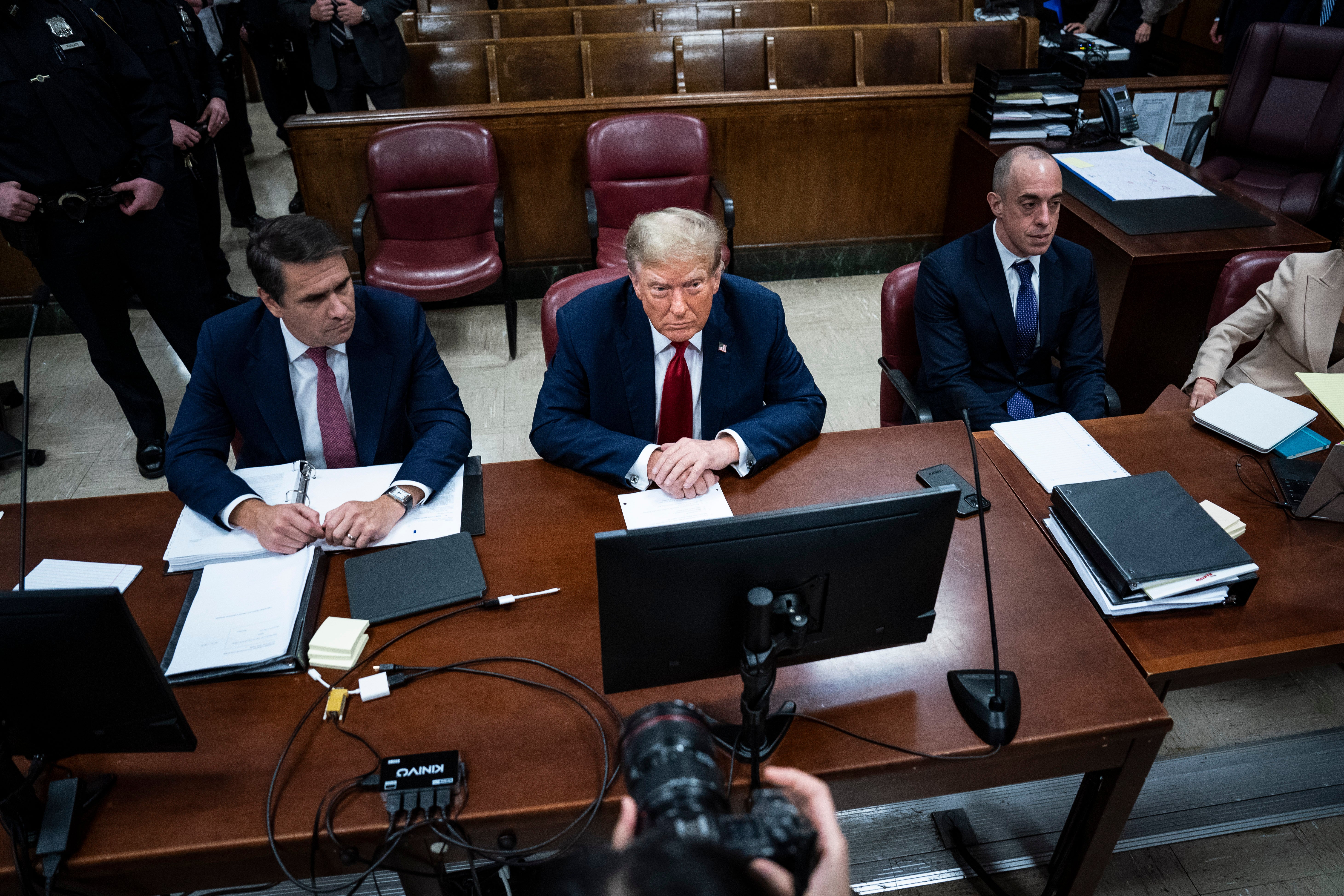 Donald Trump toma asiento en la mesa de la defensa junto a sus abogados en el primer día de su juicio por soborno
