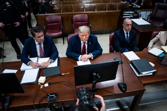 <p>Donald Trump toma asiento en la mesa de la defensa junto a sus abogados en el primer día de su juicio por soborno </p>