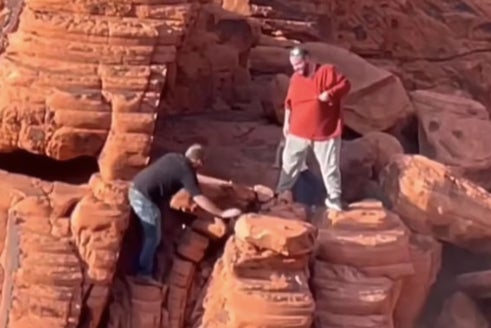 Un vídeo muestra a dos jóvenes escalando formaciones rocosas de color rojizo en el Parque Nacional del Lago Mead el 7 de abril de 2024