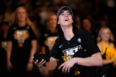 Sin sorpresas, Caitlin Clark fue el 1er pick del draft de la WNBA por el Fever de Indiana