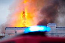 Un incendio en la Bolsa de Copenhague hace caer la aguja del edificio centenario