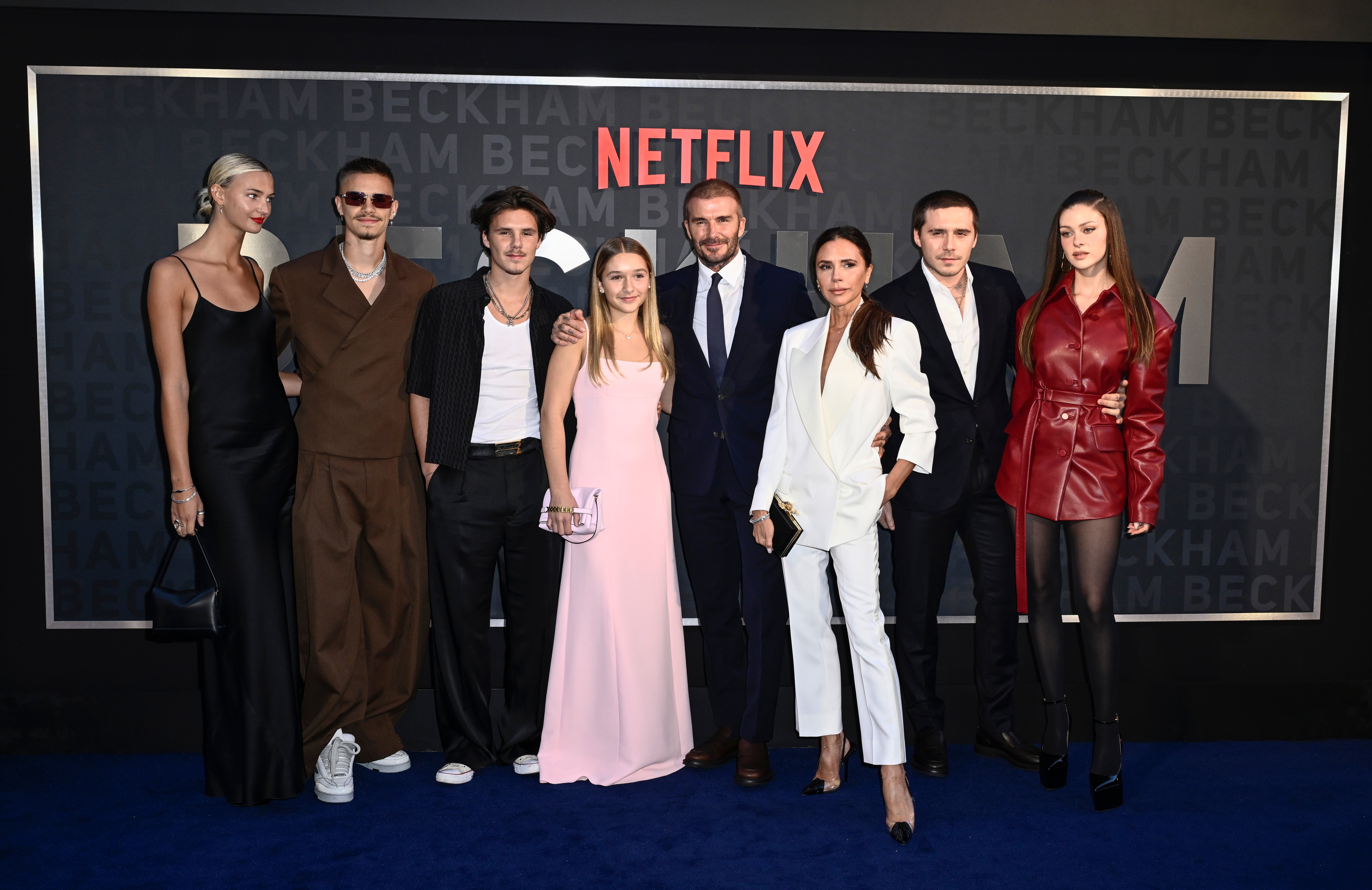 (I-D) Mia Regan, Romeo Beckham, Cruz Beckham, Harper Beckham, David Beckham, Victoria Beckham, Brooklyn Peltz Beckham y Nicola Peltz Beckham asisten a la premiere de la docuserie ‘Beckham’ en el Reino Unido en The Curzon Mayfair en Londres, octubre 2023