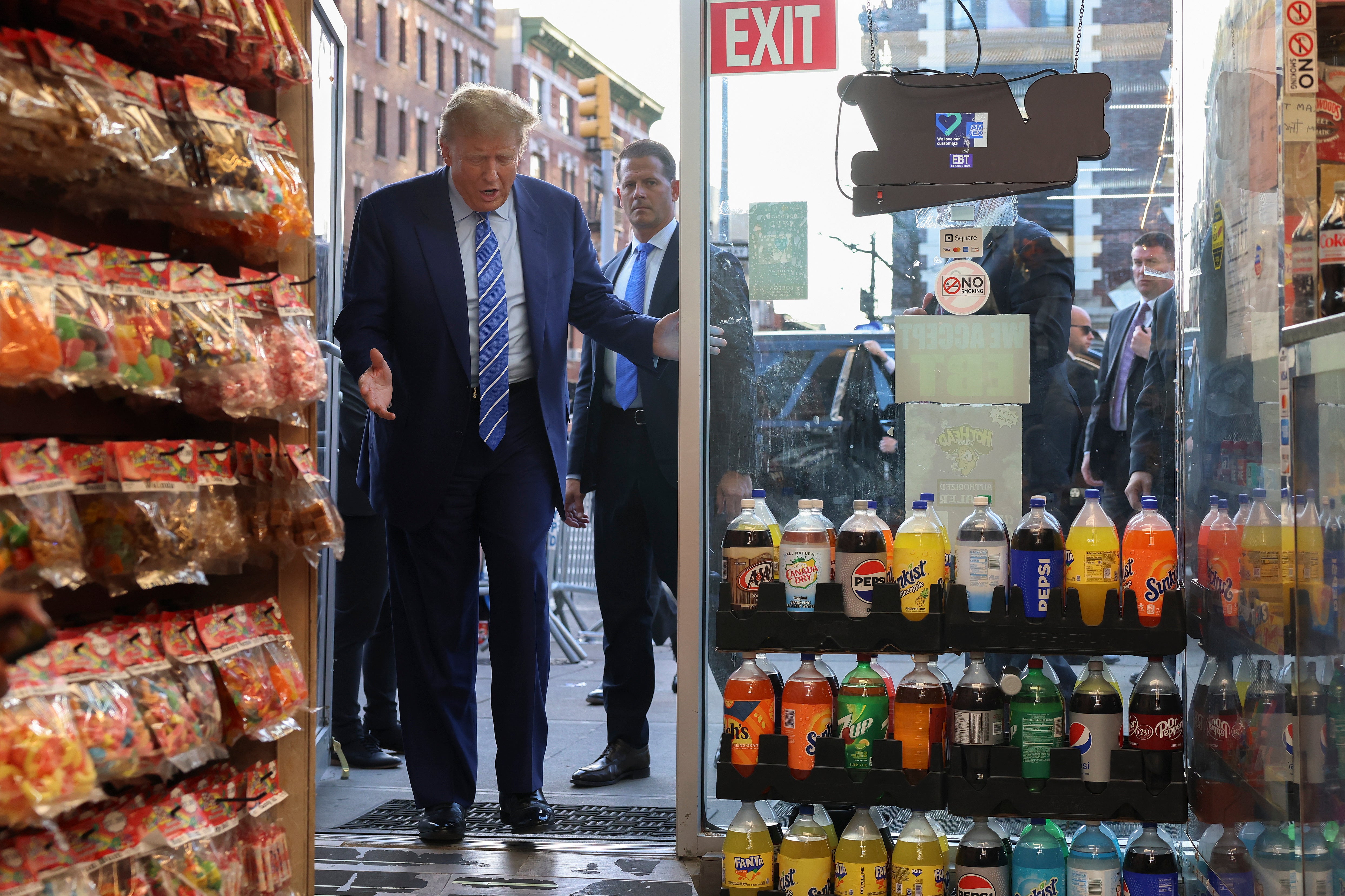 El expresidente Donald Trump reacciona al entrar a la tienda Sanaa en Harlem este martes en la tarde