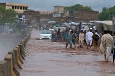Los muertos por las lluvias en Pakistán suben a 63, y se esperan más tormentas