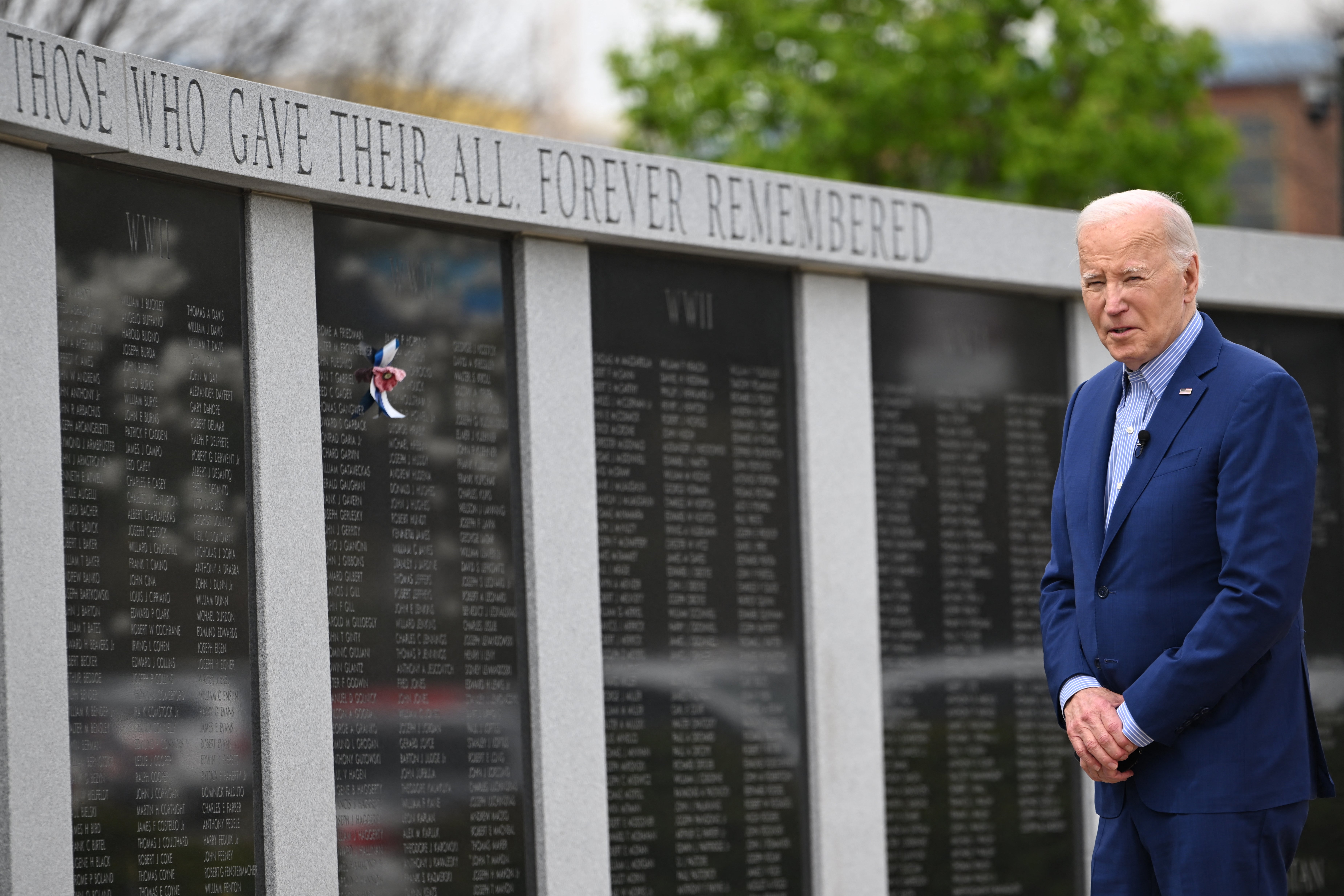 Joe Biden visitó un monumento conmemorativo de la guerra durante una visita a Scranton, Pensilvania, el miércoles