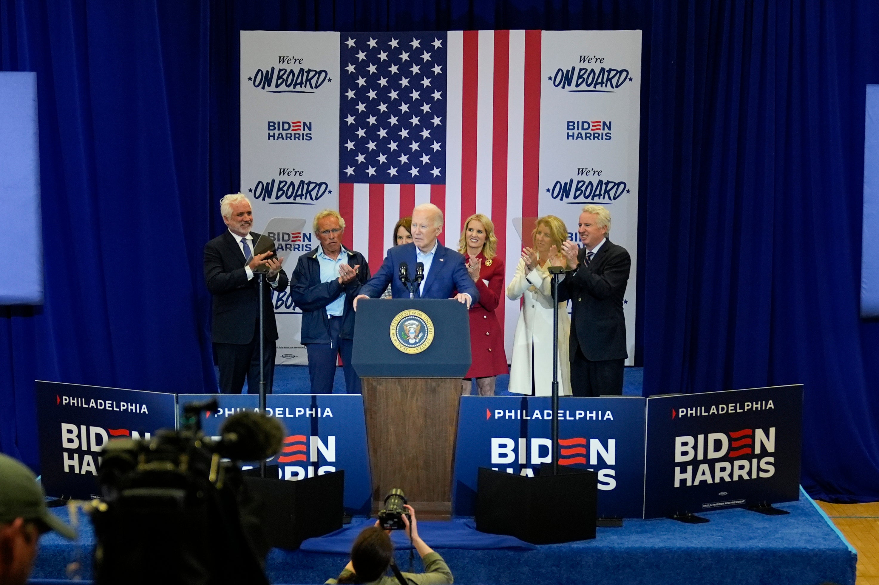 El Presidente Biden habla junto a miembros de la familia Kennedy cuando aceptó su apoyo durante un acto de campaña en Filadelfia el pasado jueves