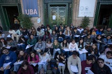 Docentes y estudiantes argentinos protestan por el ajuste que afecta a Universidad de Buenos Aires