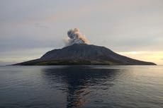 Reabre un aeropuerto indonesio al bajar el nivel de alerta por erupción volcánica