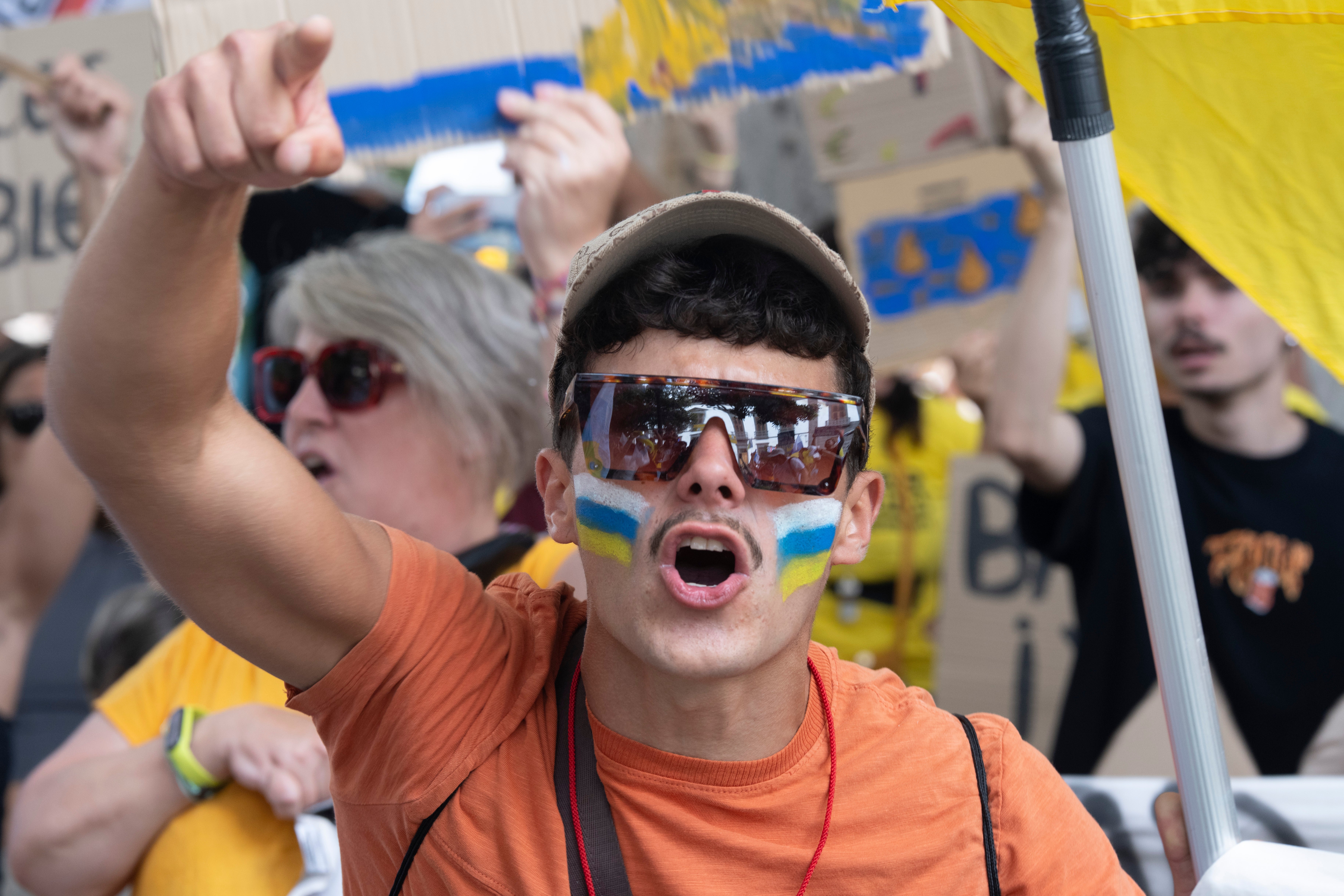Un hombre con la bandera canaria pintada en la cara protesta durante una marcha contra el turismo en Tenerife