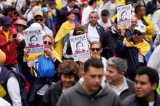Miles de opositores protestan en Colombia contra el gobierno de Gustavo Petro