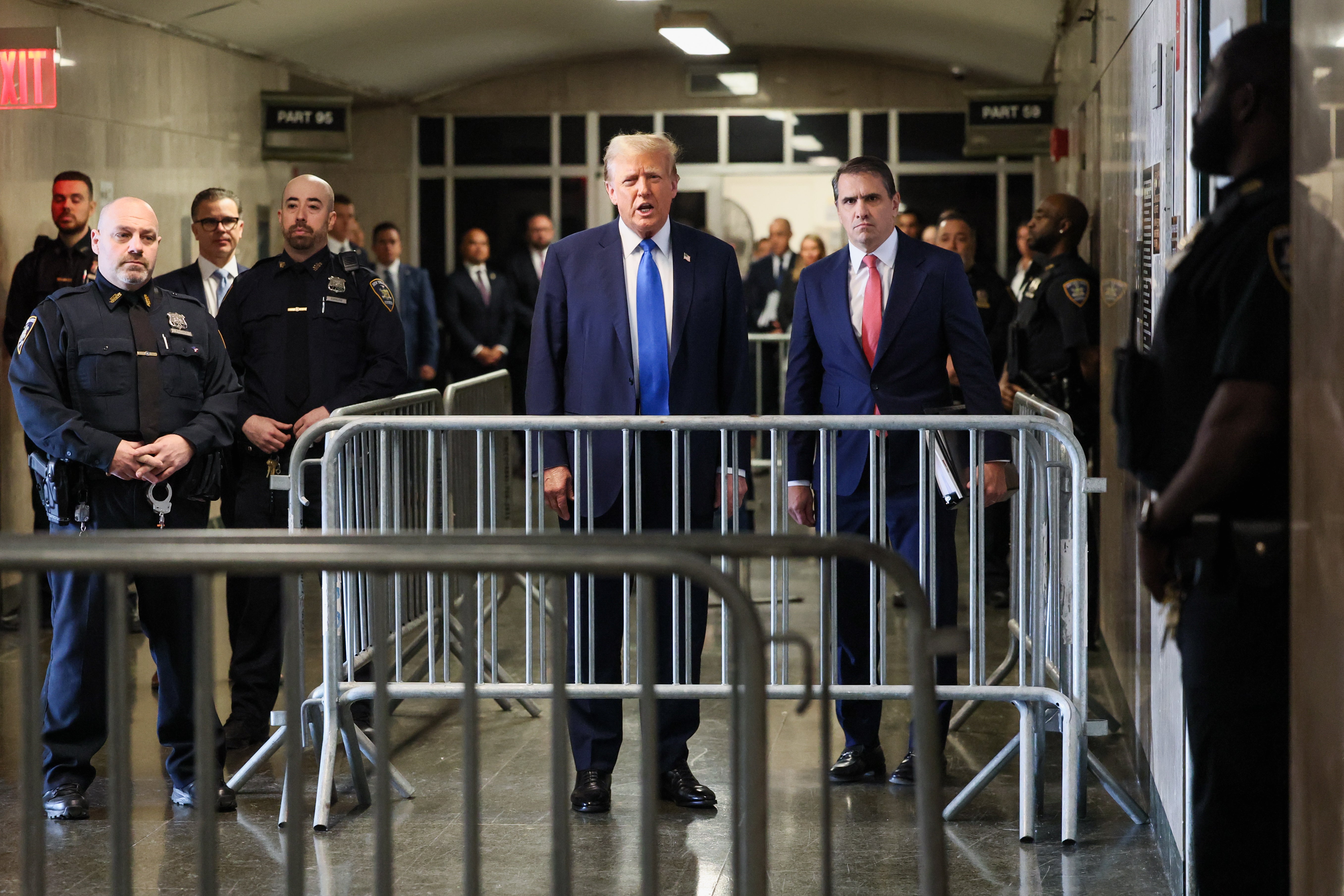 Donald Trump habla con reporteros desde el pasillo de un tribunal penal de Manhattan el 22 de abril