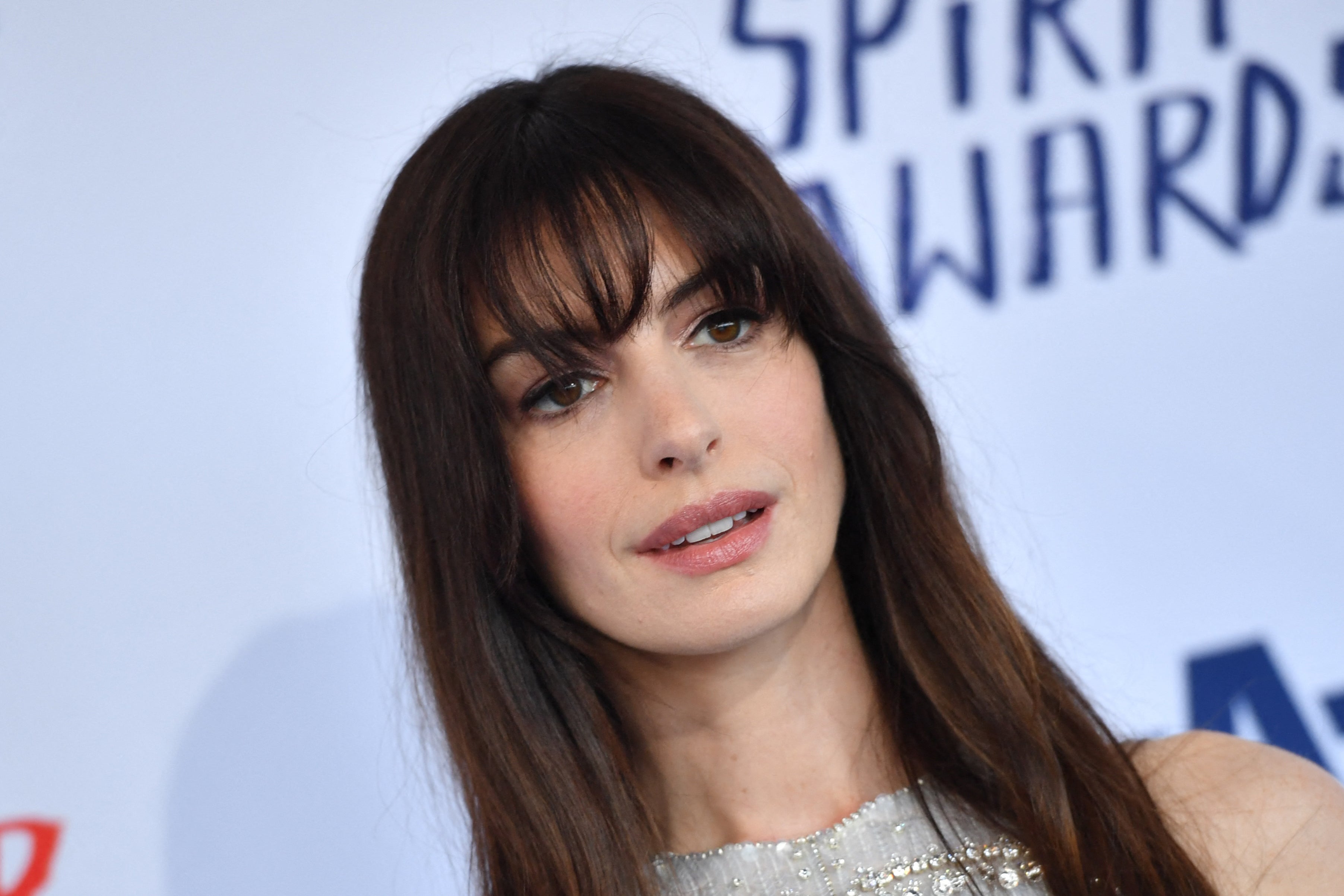 Anne Hathaway llega a los Film Independent Spirit Awards 2024