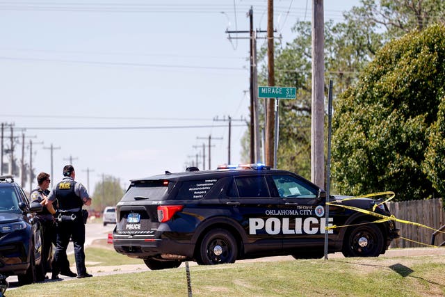 <p>La policía lleva a cabo una investigación después de encontrar los cuerpos de cinco personas en una casa en Oklahoma el lunes</p>