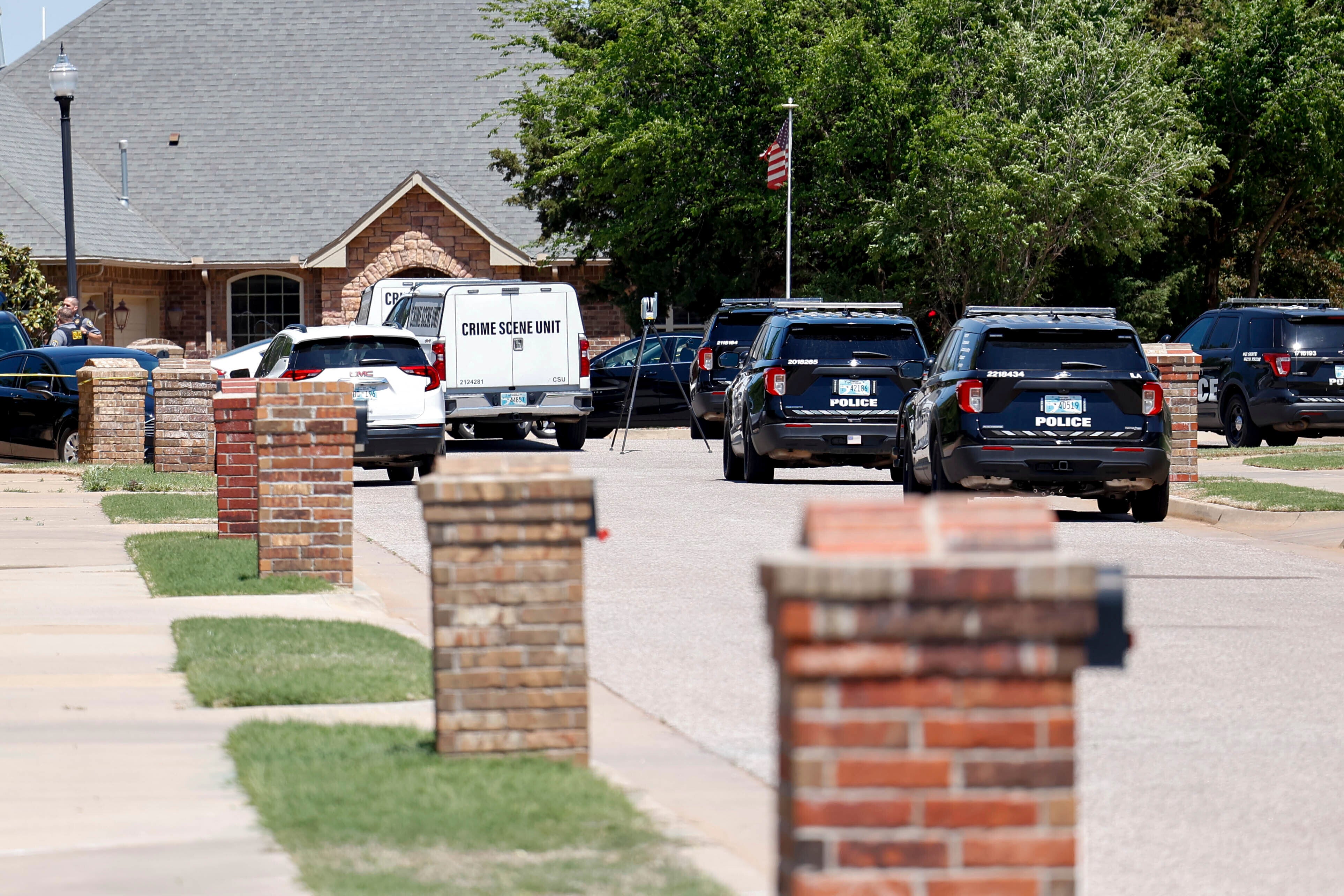 La policía local lleva a cabo una investigación después de encontrar los cuerpos de cinco personas en una casa en Oklahoma el lunes 22 de abril, 2024