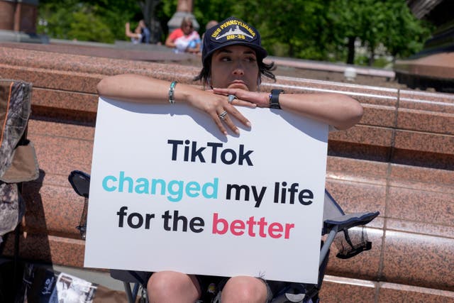 <p>Creadora de contenido de TikTok sentada frente al Capitolio de EEUU el martes 23 de abril mientras los senadores estudiaban una ley que obligaría a la empresa matriz de TikTok, con sede en China, a vender la plataforma de medios sociales bajo la amenaza de una prohibición.</p>