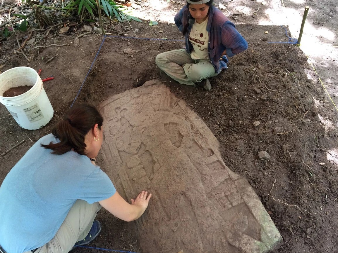 Los investigadores arqueológicos de Ucanal han descubierto hasta ahora un gran número de importantes objetos, como este monolito bellamente tallado que podría datar del año 879 d.C.