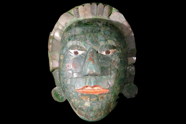 <p>Realeza maya: los probables conquistadores quemaron los ornamentos sagrados del reino, incluida una máscara mortuoria de jade muy parecida a esta</p>