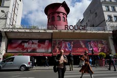 Caen aspas de molino del Moulin Rouge parisino