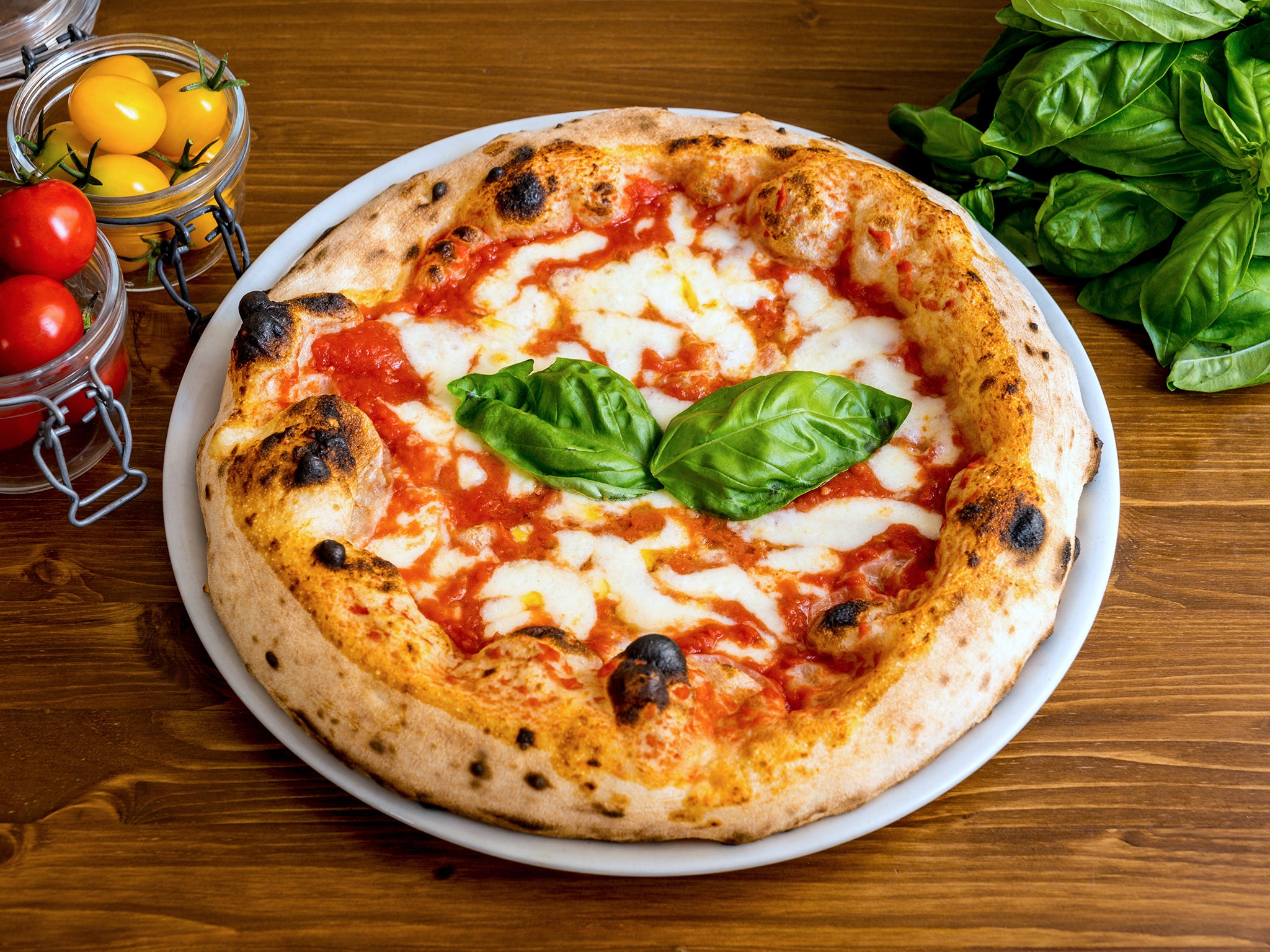 Según un nuevo libro, la primera vez que se le puso salsa de tomate a la pizza fue en Estados Unidos durante el siglo XIX