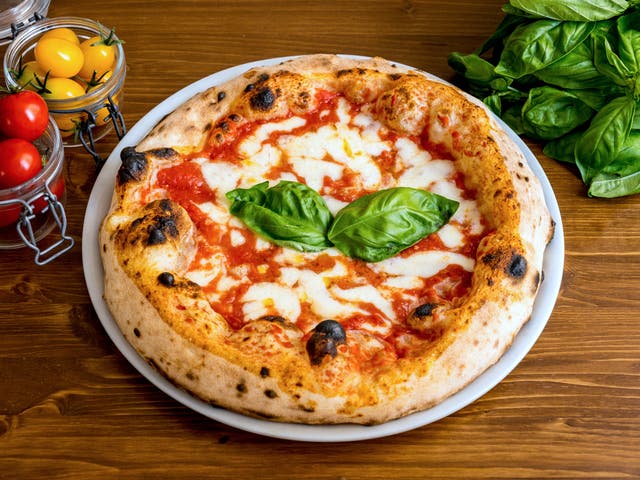 <p>Según un nuevo libro, la primera vez que se le puso salsa de tomate a la pizza fue en Estados Unidos durante el siglo XIX </p>