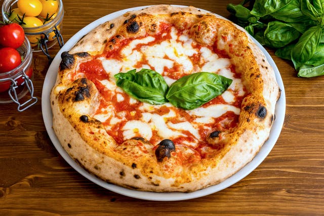 <p>Según un nuevo libro, la primera vez que se le puso salsa de tomate a la pizza fue en Estados Unidos durante el siglo XIX </p>