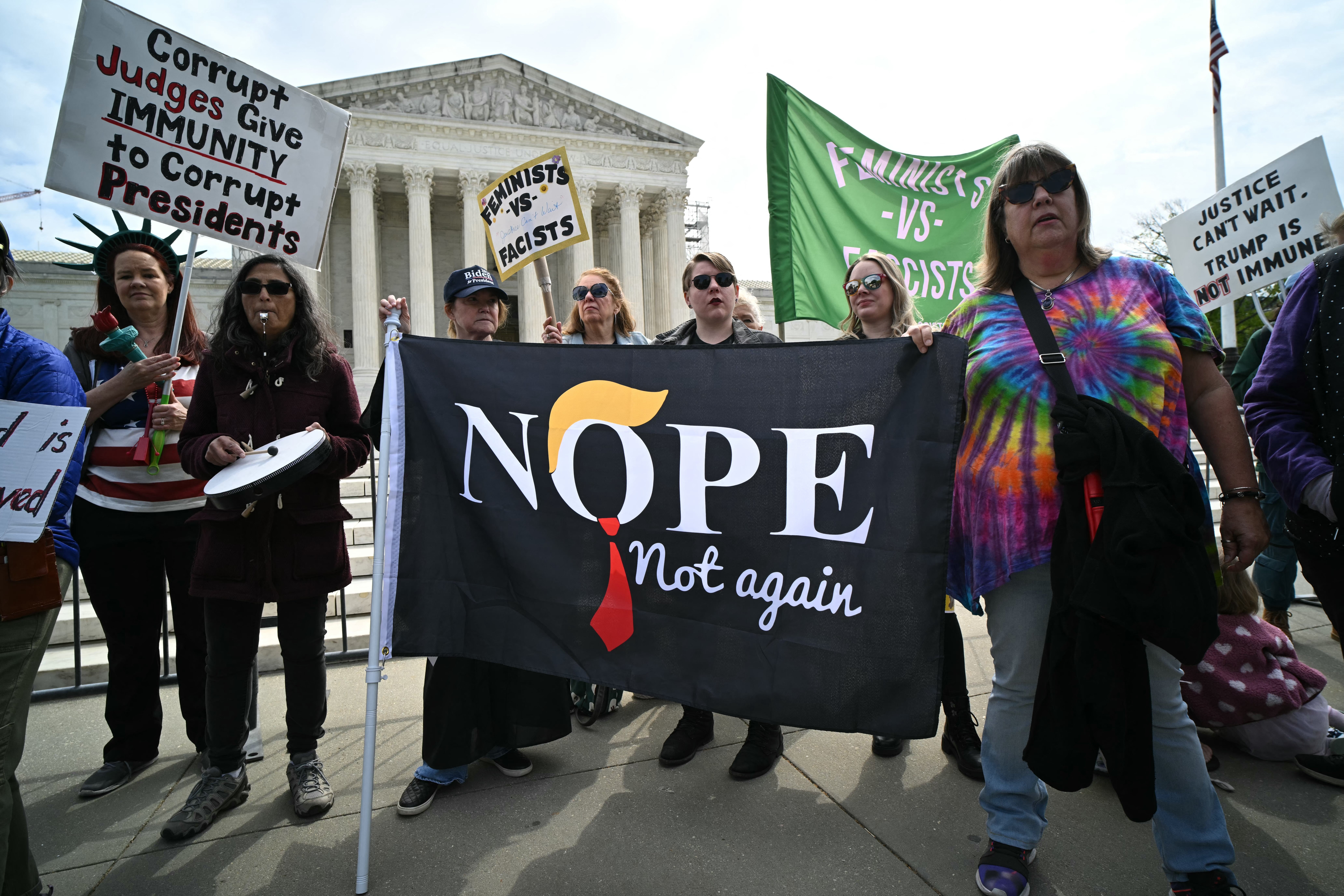 Manifestantes en contra de Trump frente a la Corte Suprema de EEUU el 25 de abril de 2024