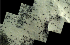 Detectan señales de ‘arañas negras’ en la superficie de Marte