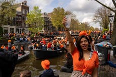 Holandeses celebran el Día del Rey con paseos en canal y pasteles glaseados de naranja