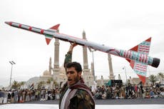 Rebeldes hutíes de Yemen derriban dron de EEUU y difunden imágenes que muestran los restos