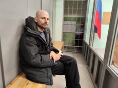 Encarcelan a dos periodistas rusos acusados de "extremismo" por trabajar para grupo de Navalny