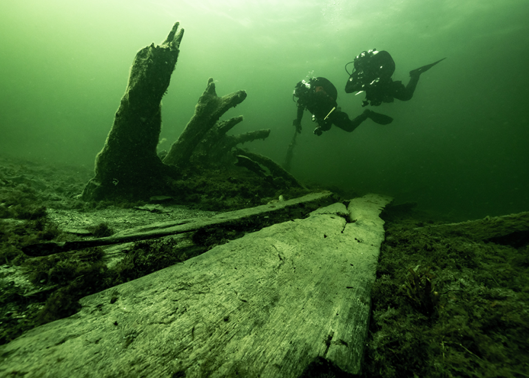 Investigadores analizan y documentan la madera que supo formar parte de la superestructura del navío