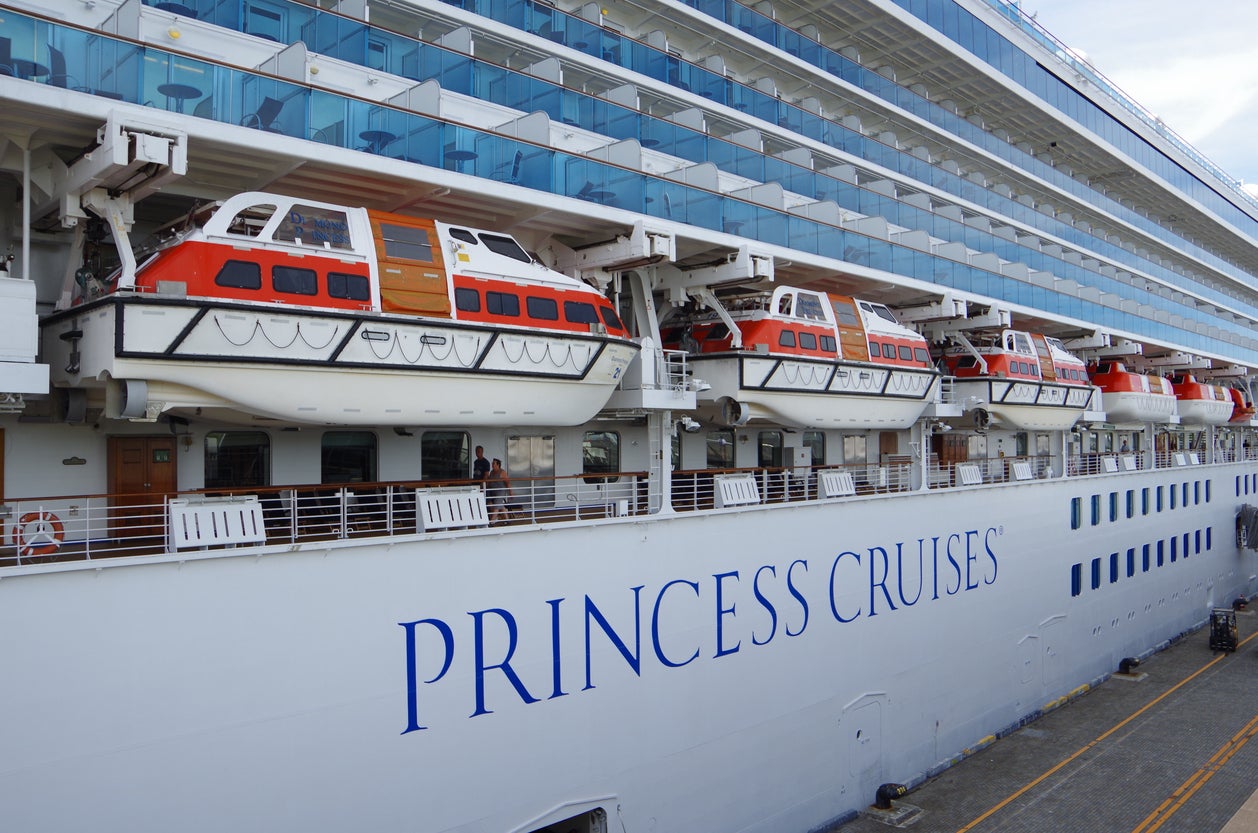 Casi 100 personas enfermaron en un viaje de Princess Cruises este mes