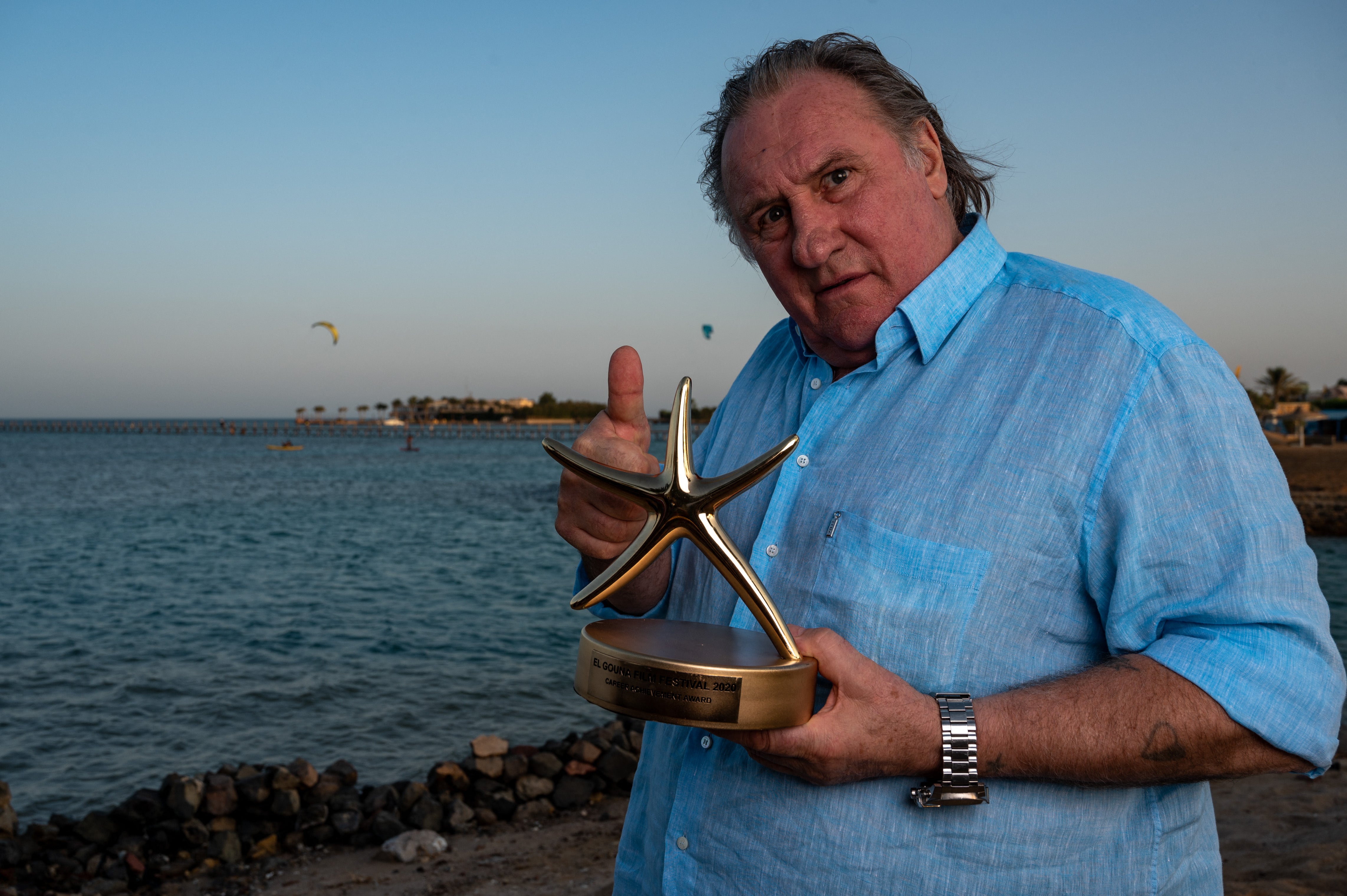 Depardieu posa tras recibir el Premio a la Trayectoria Profesional en 2020