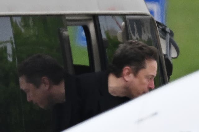 <p>Elon Musk, consejero delegado de Tesla, baja de un minibús antes de embarcar en su avión privado en el aeropuerto de Pekín el 29 de abril de 2024</p>