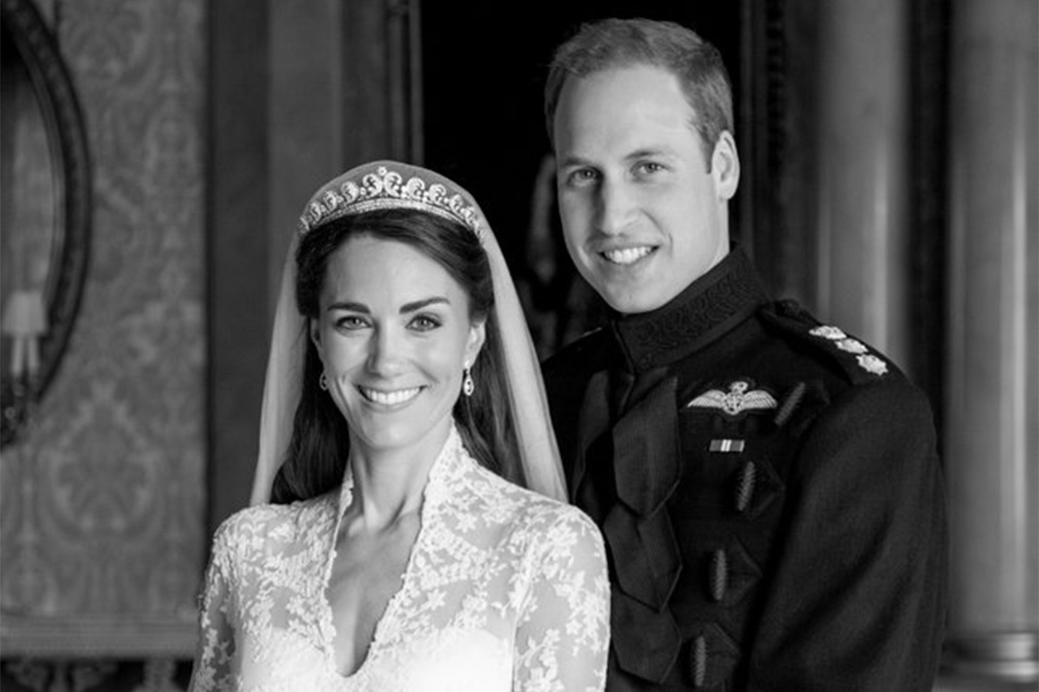 El palacio de Kensington publicó el lunes un retrato inédito del príncipe y la princesa de Gales para celebrar el 13º aniversario de boda de la pareja
