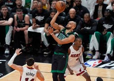 White anota 38 y los Celtics superan al Heat 102-88 para tomar la ventaja en la serie