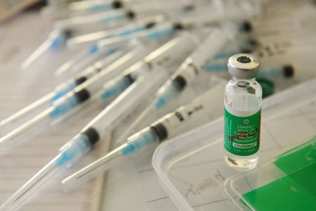 <p>Vial de Covishield, vacuna de AstraZeneca utilizada en una jornada de vacunación en Bangalore, India, el 4 de febrero de 2022</p>