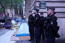 La policía desaloja un campamento migrante cerca del Ayuntamiento de París antes de los Juegos
